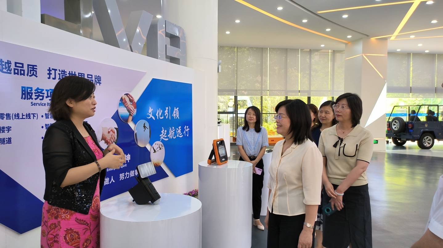7月13日，省婦聯(lián)黨組書記、主席楊曉曼一行到全國巾幗建功先進(jìn)集體--成威科技調(diào)研3.jpg