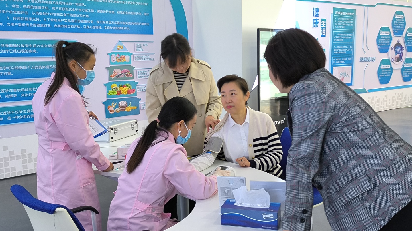 10月20日，市政協(xié)主席劉彤到公司調(diào)研并體驗小威健康項目3.jpg
